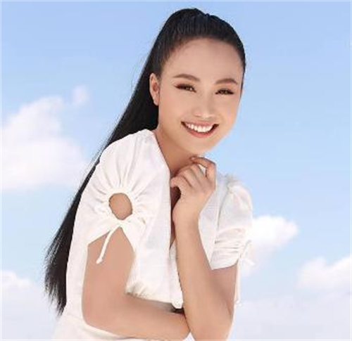 Diễn viên, người mẫu Huỳnh Tuyết Anh quảng bá du lịch Bình Thuận